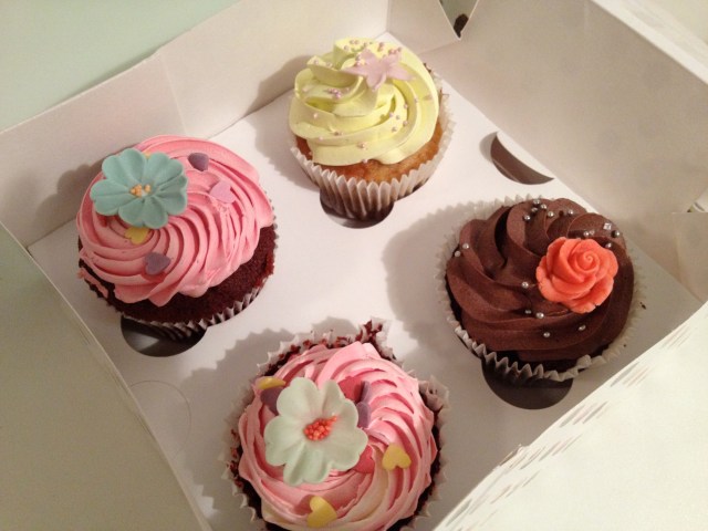 2 x Red velvet, 1 x Double Choc and 1 x Apple & Cinnamon :P